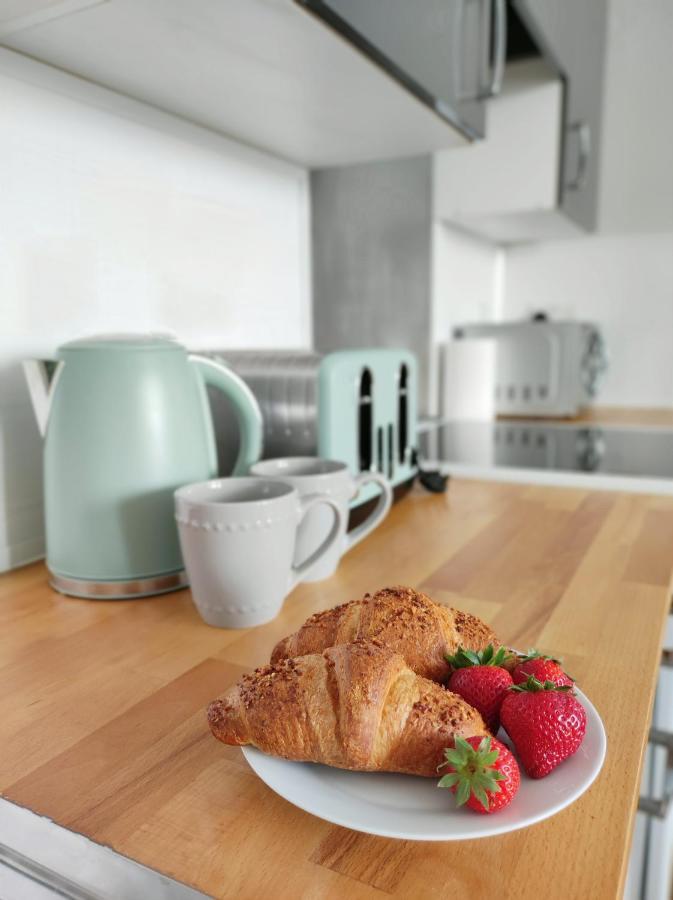 1 West - Dog Friendly - By The Sea Apartment *
