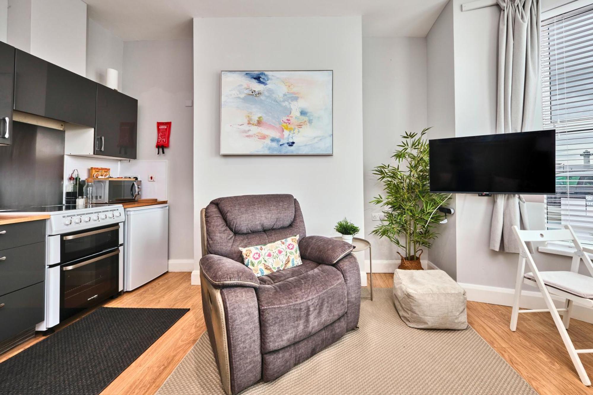 Apartment 1 West - Dog Friendly - By The Sea