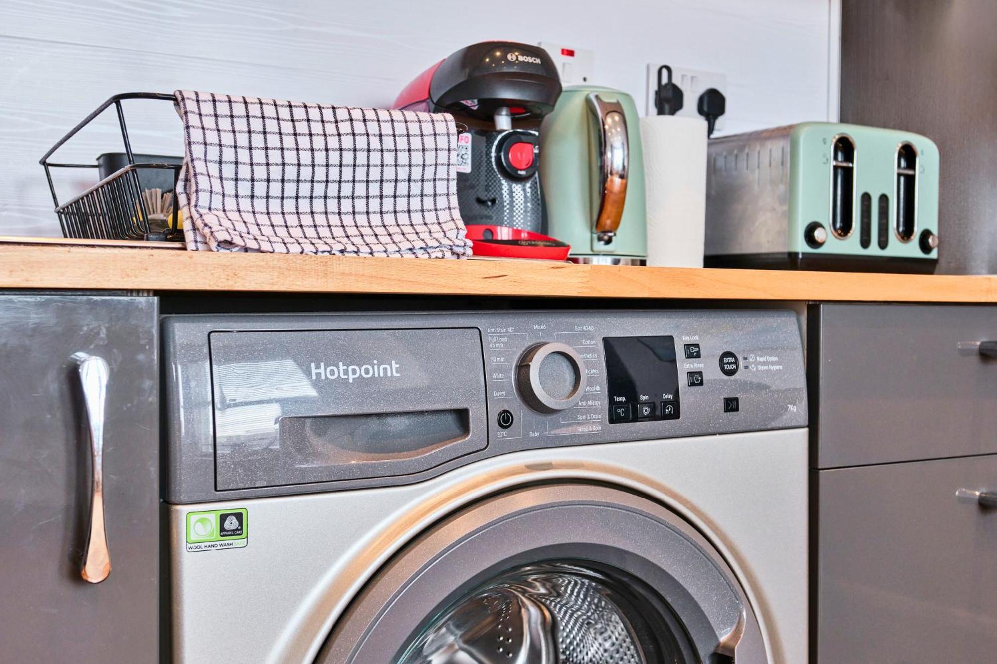 1 West - Dog Friendly - By The Sea Apartment *