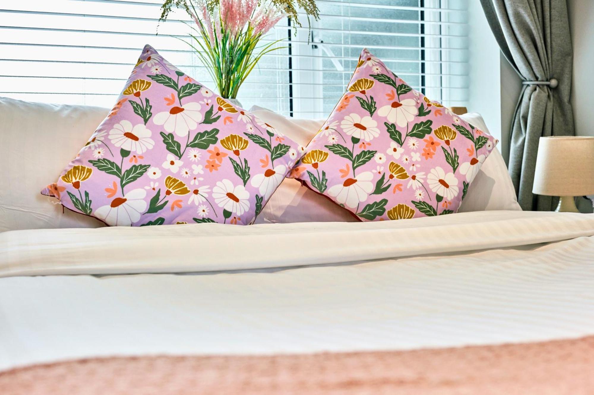 1 West - Dog Friendly - By The Sea Apartment *