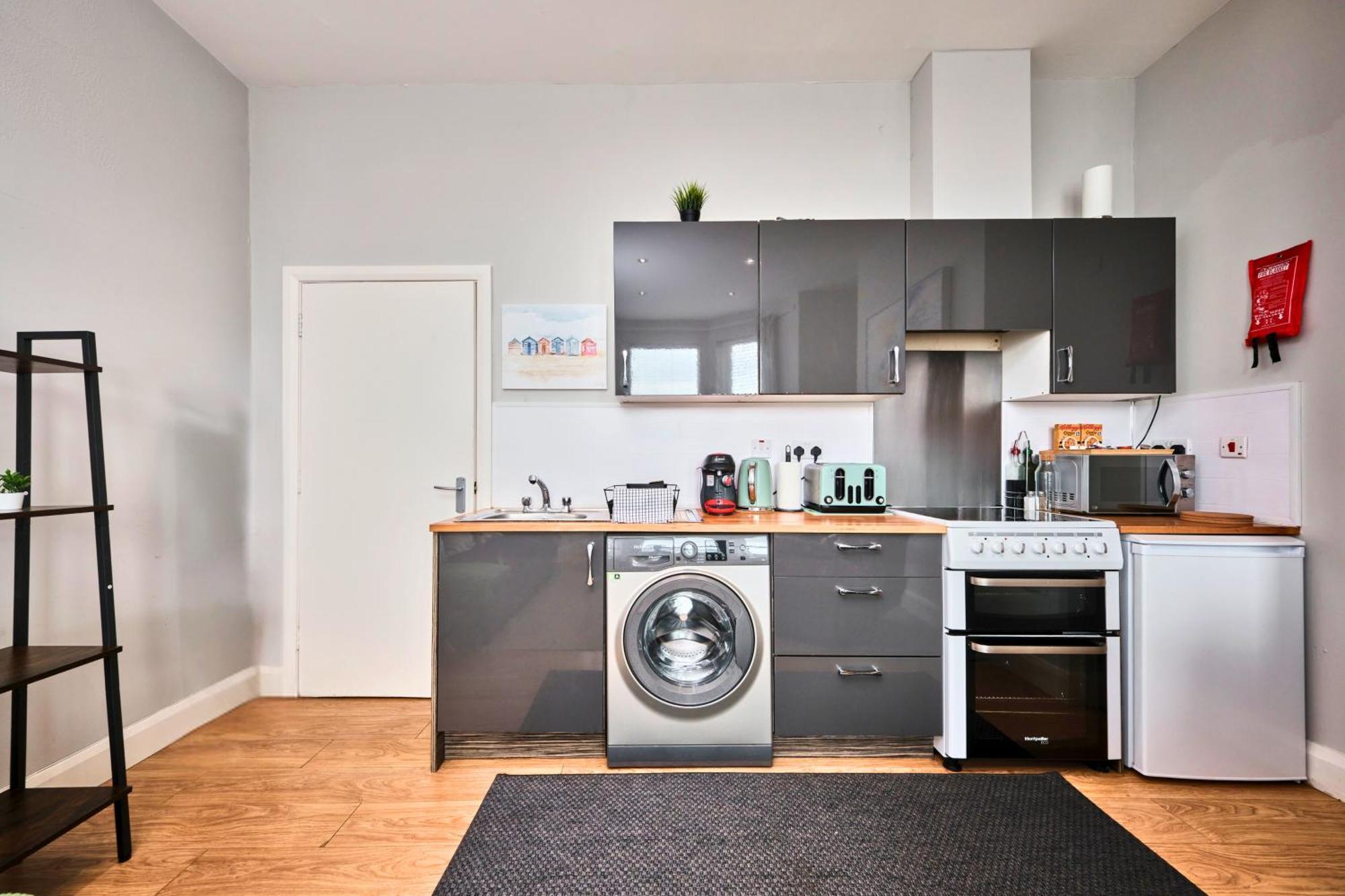 1 West - Dog Friendly - By The Sea Apartment